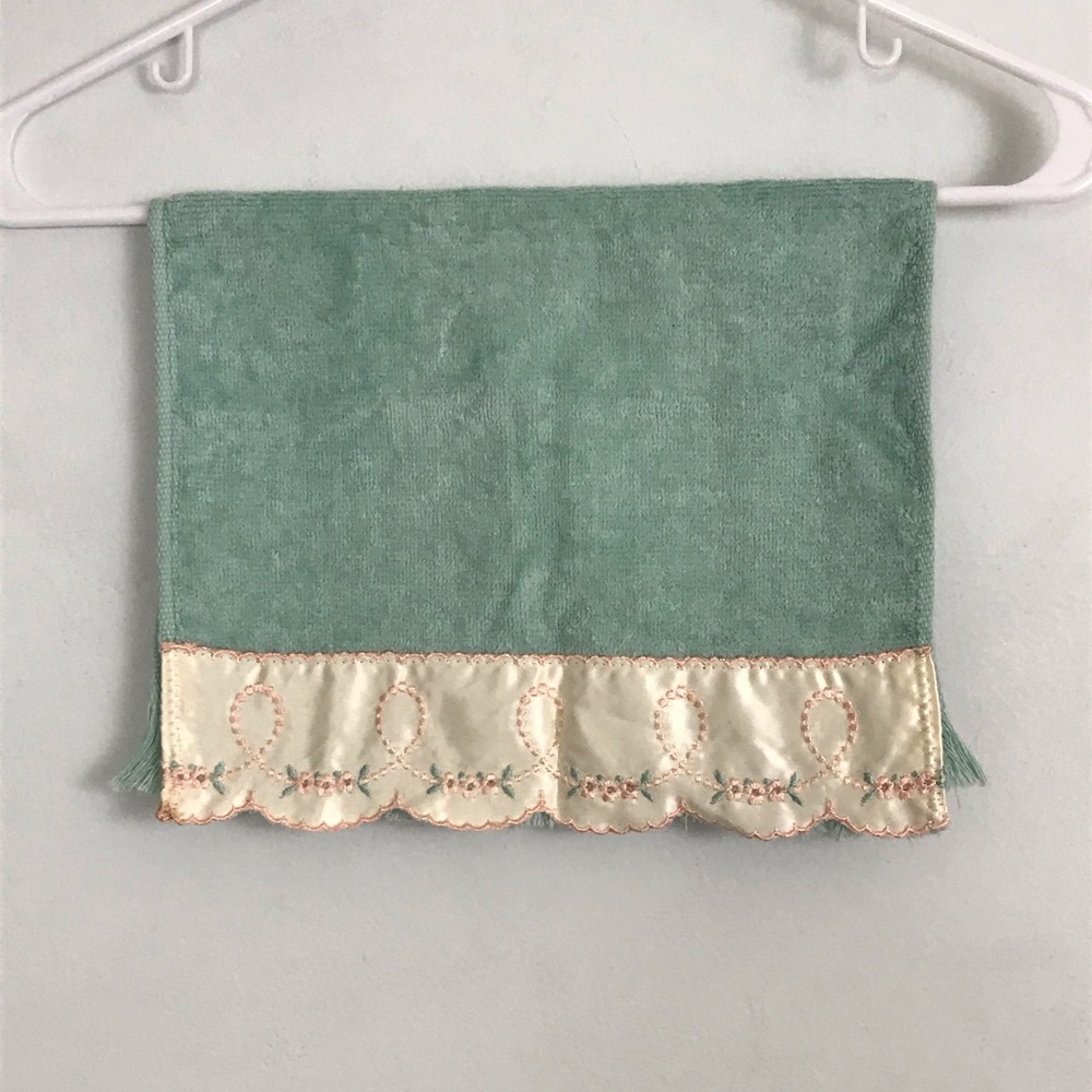 Vintage Saturday Knight Teal/Green Guest Hand Bathroom Towel Embroidered Floral